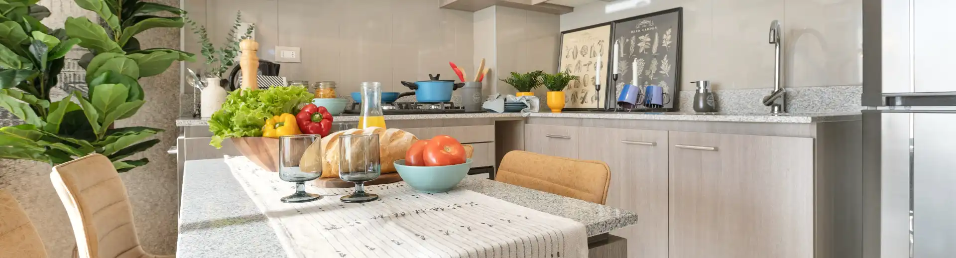 Cocina con encimera a gas, horno y cubierta de granito en Edificio Briones Luco, La Cisterna.