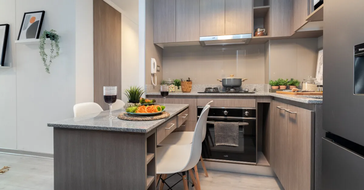 Cómoda cocina con cubierta de granito y horno eléctrico en Edificio Lía Aguirre de La Florida.