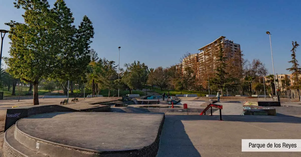 Parque de los Reyes cerca a Edificio Pedro de la Barra en Santiago Centro, con áreas de esparcimiento.