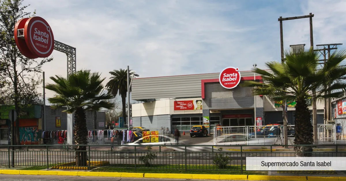 Supermercado Santa Isabel cerca a Edificio Briones Luco en La Cisterna, comercio vecinal.