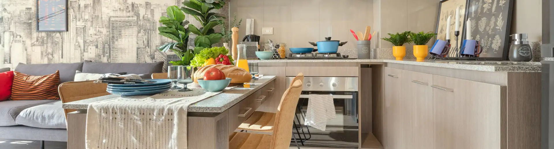 Moderna cocina con horno eléctrico y cubierta de granito en Edificio Briones Luco, La Cisterna.