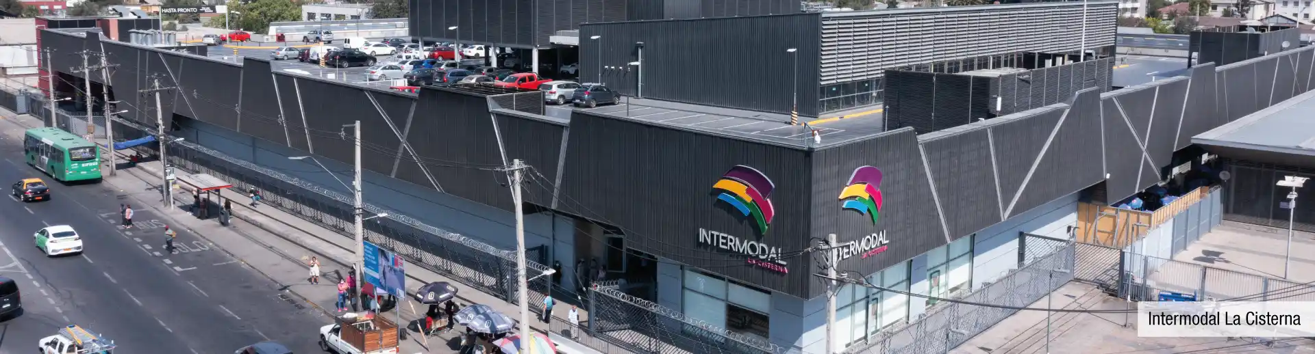 Estación Intermodal cercana a Edificio Santa Corina en La Cisterna, destacando su amplia red de transporte público.