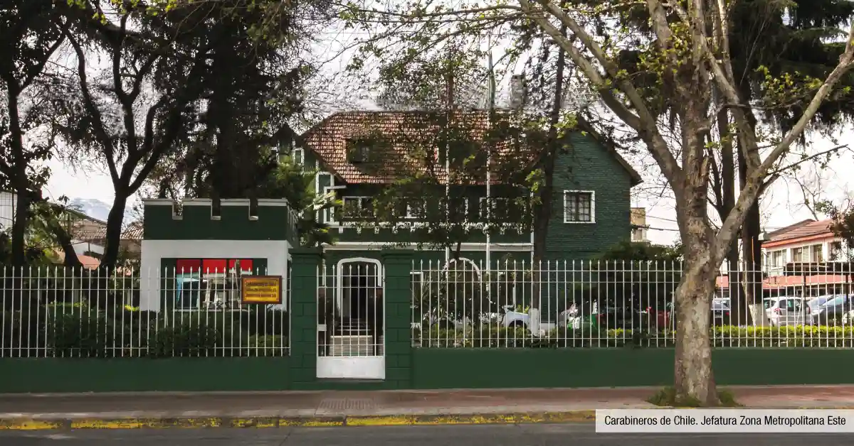Jefatura de Carabineros cercana a Edificio Santa Corina en La Cisterna, destacando la seguridad y tranquilidad del sector.