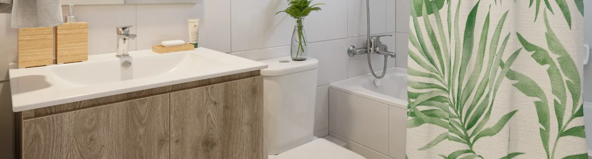 Baño con piso gres porcelánico y vanitorio en Edificio Álvarez Oriente, Viña del Mar.