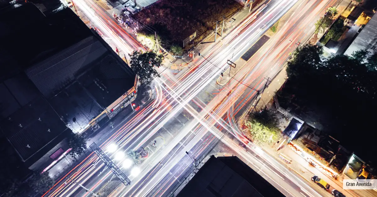 Gran Avenida cerca de Edificio Santa Corina en La Cisterna, destacando su excelente conectividad y flujo vehicular.