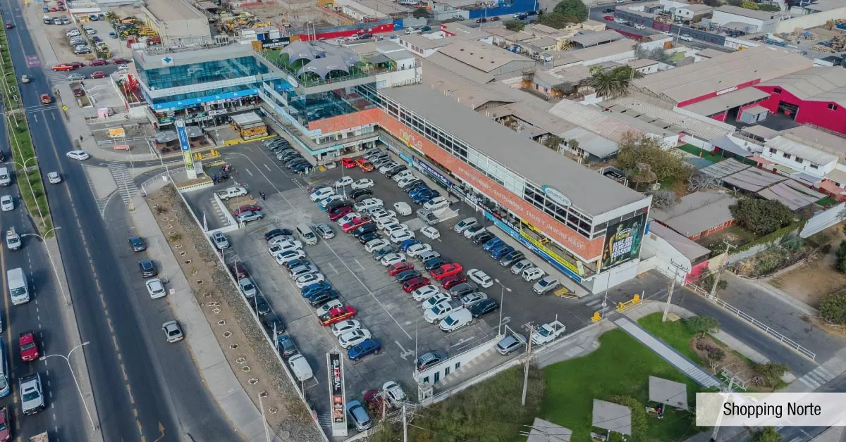 Fachada de Shopping Norte cerca de Condominio Trocadero en Antofagasta, destacando sus comercios.