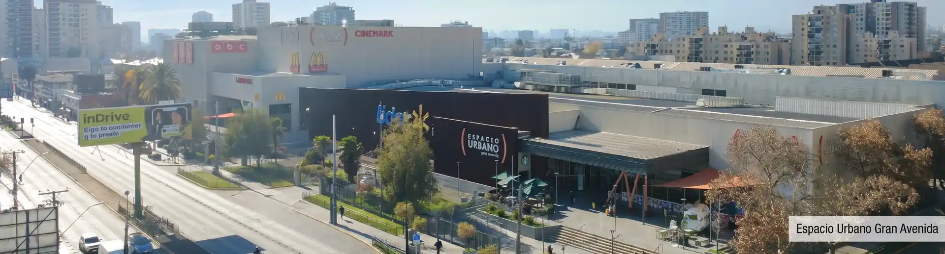 Mall Espacio Urbano Gran Avenida cerca de Edificio Santa Corina en La Cisterna, destacando su variada oferta comercial.