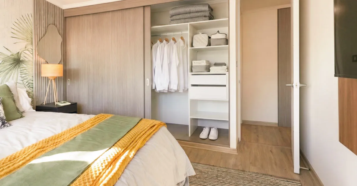 Clóset de dormitorio principal de Edificio Pedro de la Barra en Santiago Centro, con piso vinílico SPC.