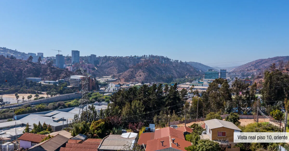 Vista oriente despejada desde el piso 10 del moderno Edificio Álvarez Oriente en Viña del Mar.
