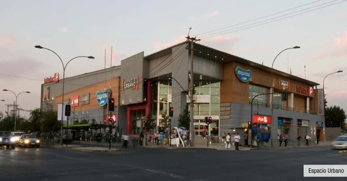 Centro comercial Espacio Urbano con variados servicios cerca de Condominio Francisco Zelada.