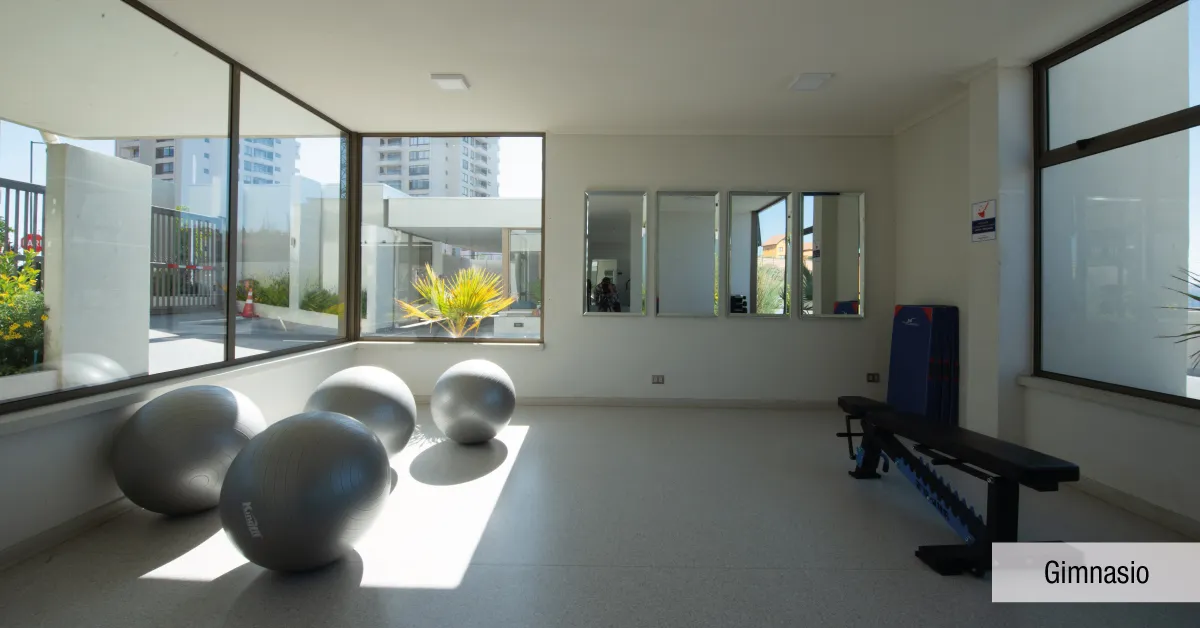 Moderno gimnasio equipado en áreas comunes de Condominio Parque Marañón, Viña del Mar.