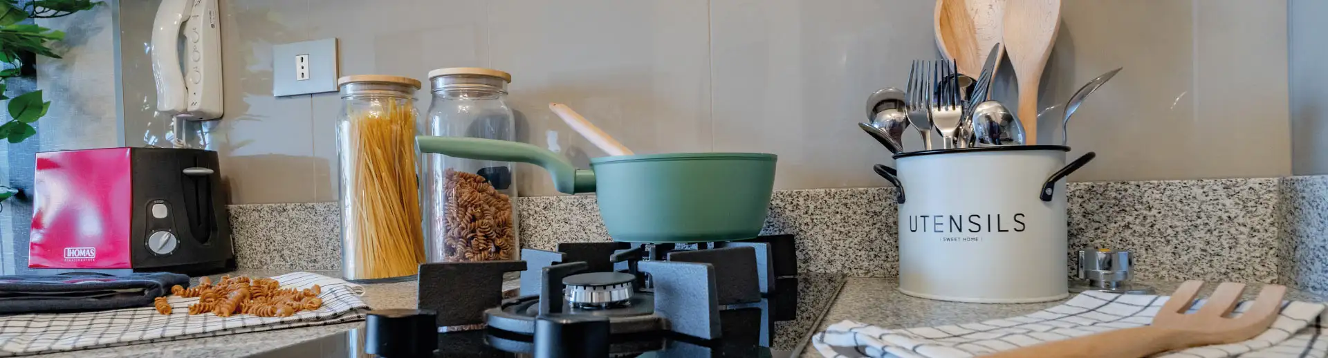 Encimera a gas en cocina de Condominio Parque del Sur, La Cisterna, junto a cubierta de granito.