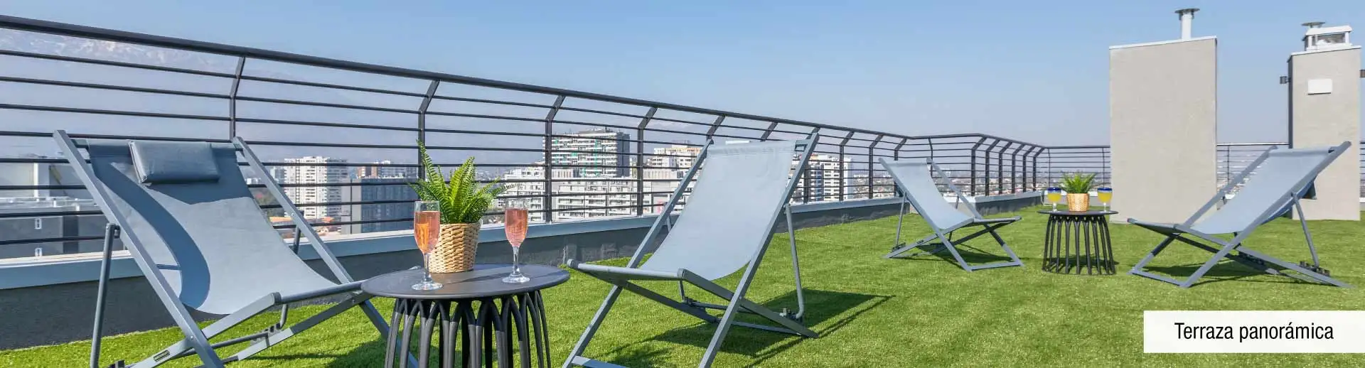 Terraza panorámica habitable con espacios de descanso en el moderno Edificio Lía Aguirre, La Florida.