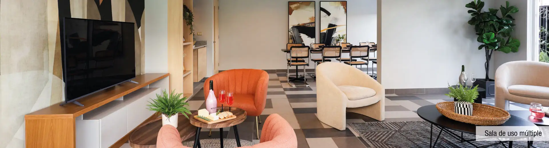 Cómoda sala de uso múltiple de Condominio Parque del Sur en La Cisterna, ideal para compartir.