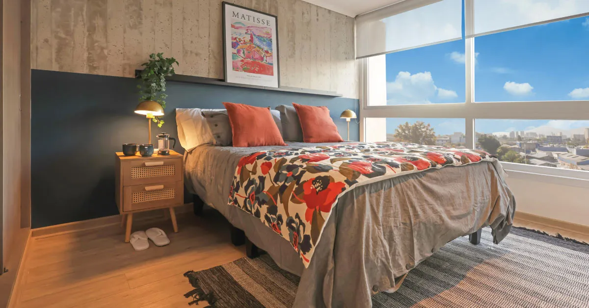 Dormitorio principal de Edificio Pedro de la Barra en Santiago Centro, destacando su piso vinílico SPC.
