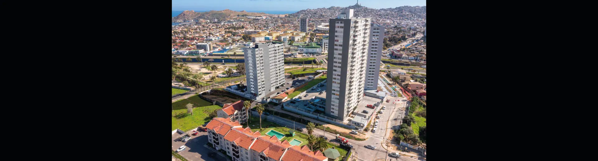 Vista aérea de la fachada y accesos controlados de Condominio Manuel Jesús Rivera 3 en Coquimbo.