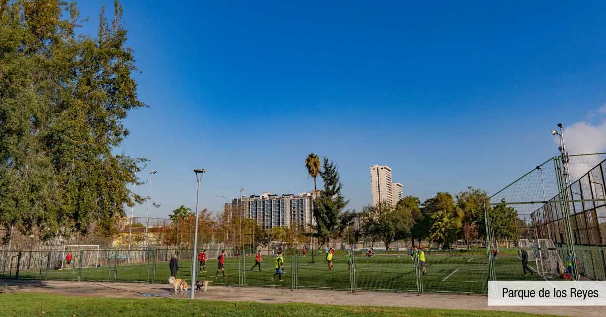 Canchas de Parque de los Reyes cerca de Edificio Pedro de la Barra en Santiago Centro, zonas de deporte.