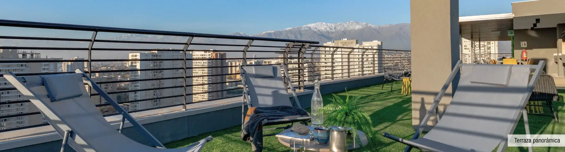 Zona de descanso en terraza panorámica de Edificio Briones Luco, La Cisterna, con gran vista.