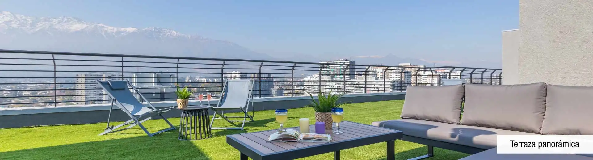 Sofás en terraza panorámica con vista a la cordillera en Edificio Lía Aguirre, La Florida.