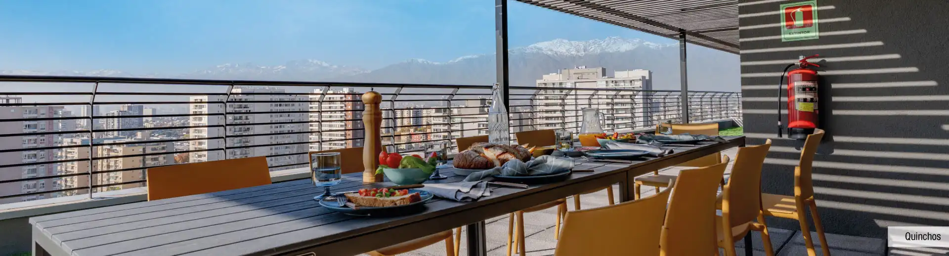 Quinchos en cubierta de Edificio Briones Luco en La Cisterna, con gran vista a la cordillera.