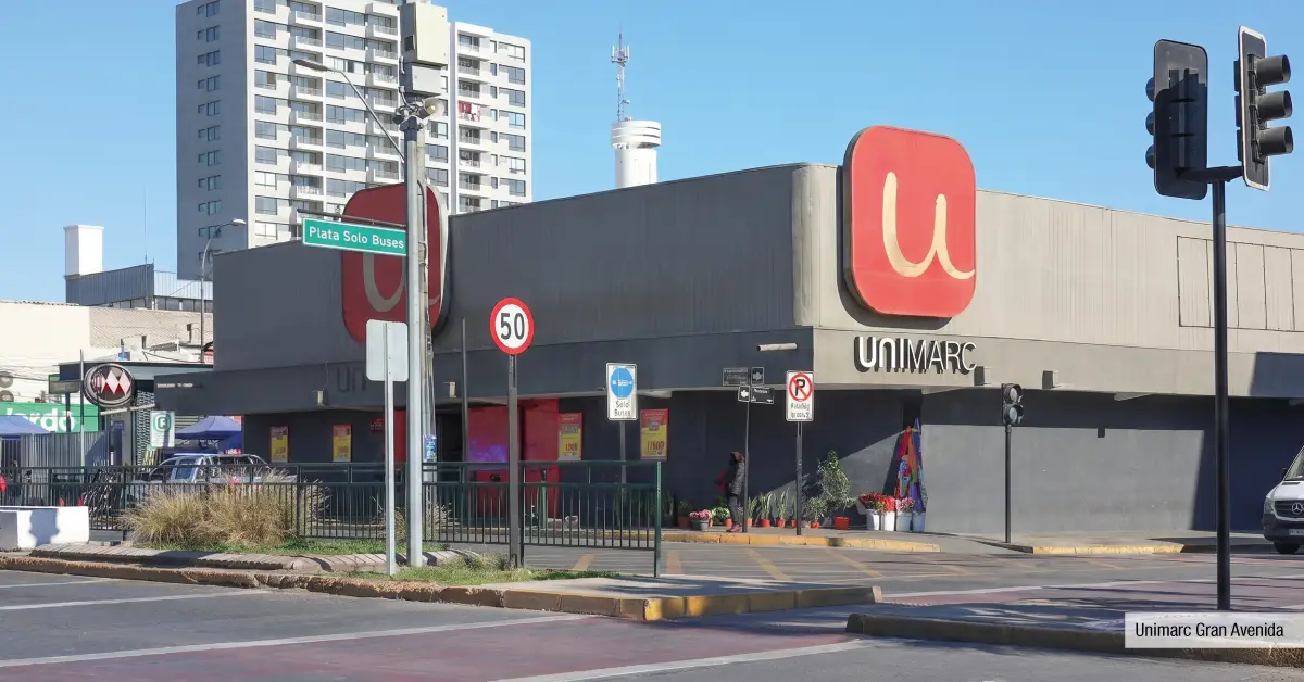 Supermercado Unimarc cercano a Edificio Santa Corina en La Cisterna, destacando la amplia conectividad comercial.