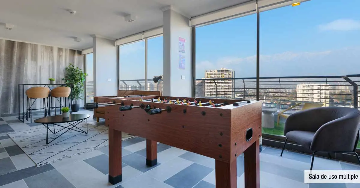 Sala de uso múltiple con juegos y vista panorámica en áreas comunes de Edificio Lía Aguirre, La Florida.