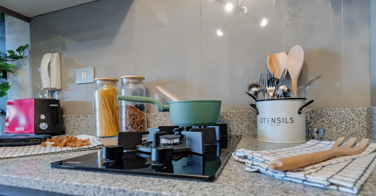 Encimera a gas en cocina de Condominio Parque del Sur, La Cisterna, junto a cubierta de granito.