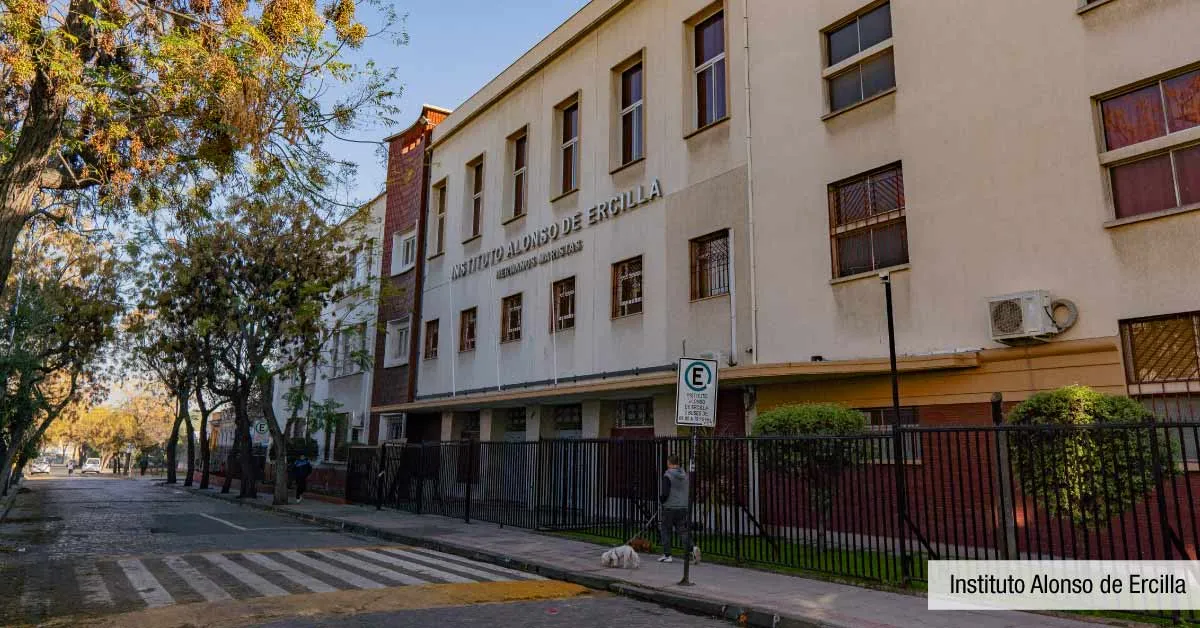 Instituto Alonso de Ercilla cerca de Edificio Pedro de la Barra en Santiago Centro, sector escolar.