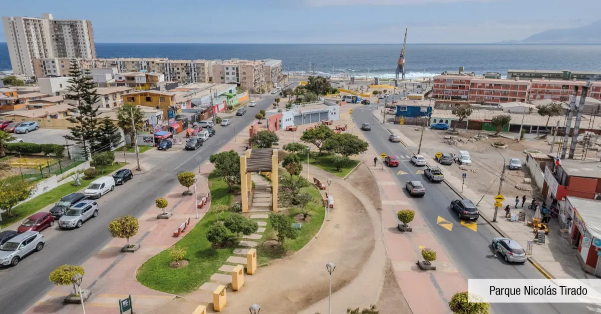 Parque Nicolás Tirado cerca a Condominio Trocadero en Antofagasta, mostrando amplias áreas verdes.