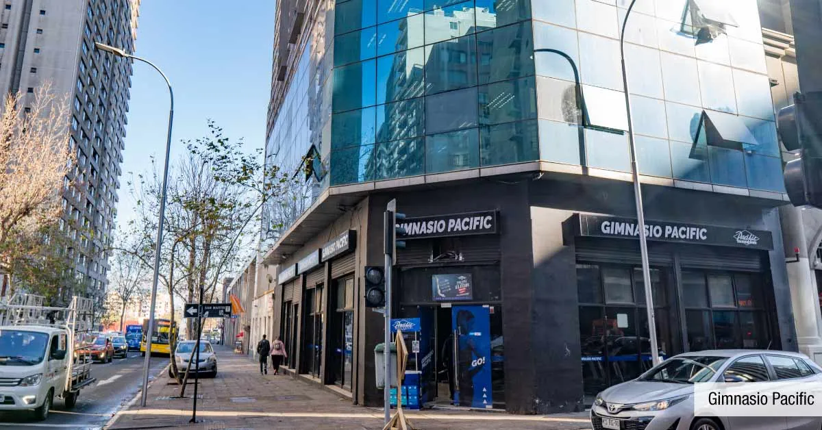 Gimnasio Pacific cerca a Edificio Pedro de la Barra en Santiago Centro, mostrando servicios locales.