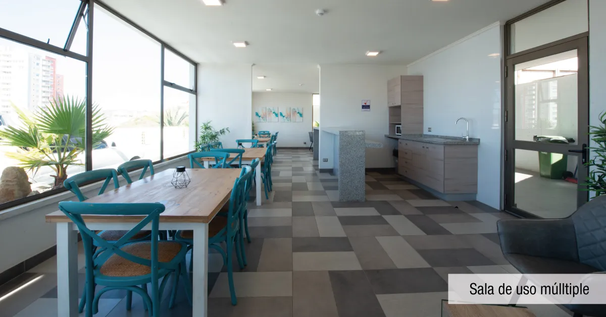 Amplia sala de uso múltiple con kitchenette en Condominio Parque Marañón, Viña del Mar.