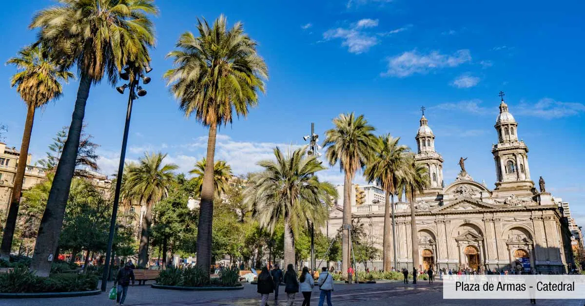 Plaza de Armas y Catedral cerca de Edificio Pedro de la Barra en Santiago Centro, núcleo histórico.