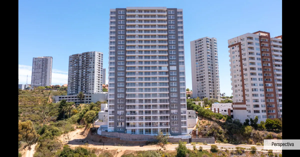 Fachada principal con accesos seguros en el proyecto Condominio Alto Marañón 3, Viña del Mar.