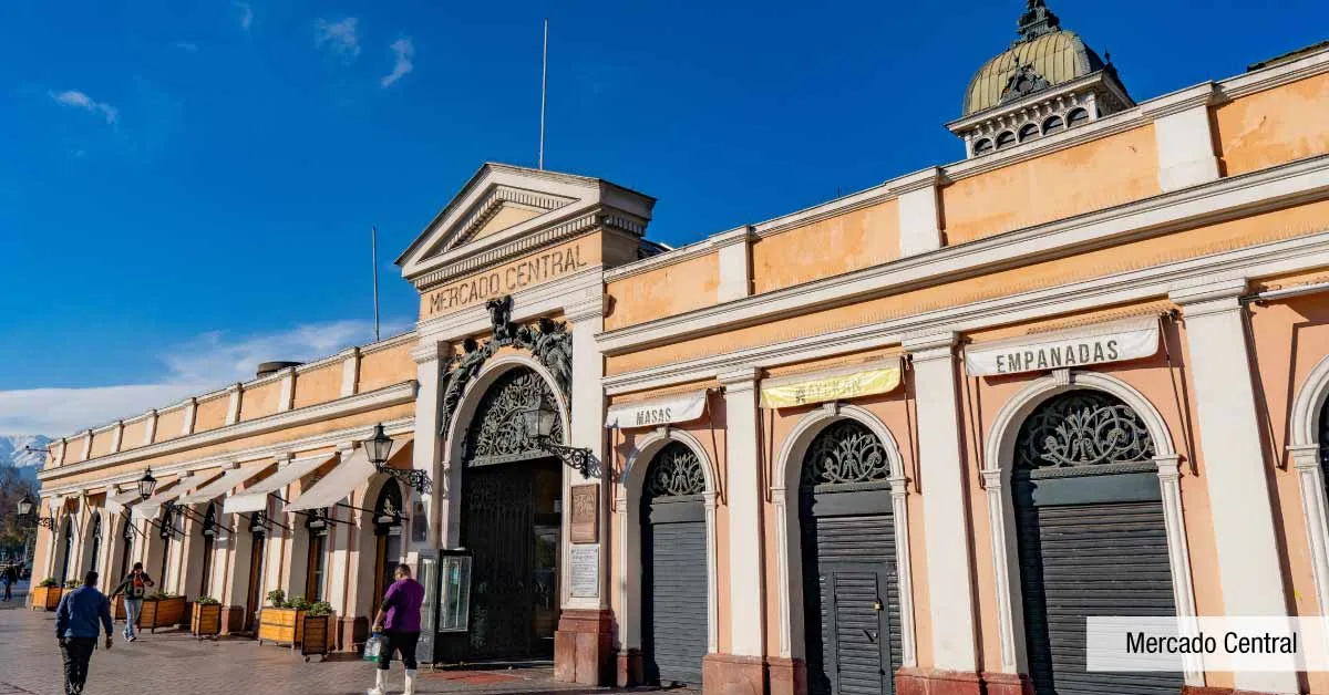 Mercado Central cerca de Edificio Pedro de la Barra en Santiago Centro, destacando turismo y gastronomía.