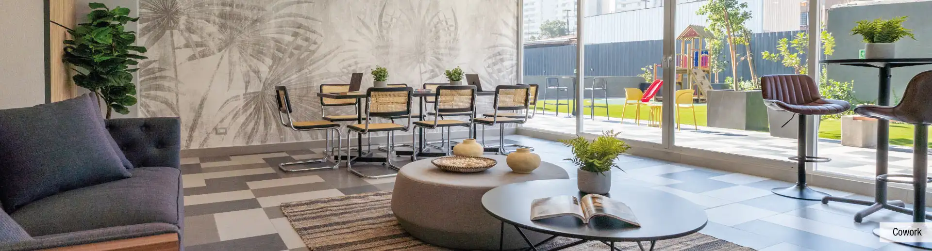 Espacio cowork equipado en Edificio Briones Luco, La Cisterna, ideal para el teletrabajo.