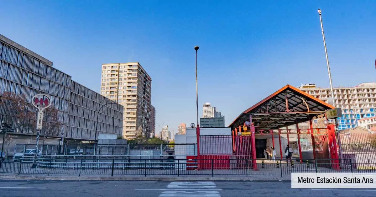 Metro Santa Ana cerca de Edificio Pedro de la Barra en Santiago Centro, mostrando gran conectividad.