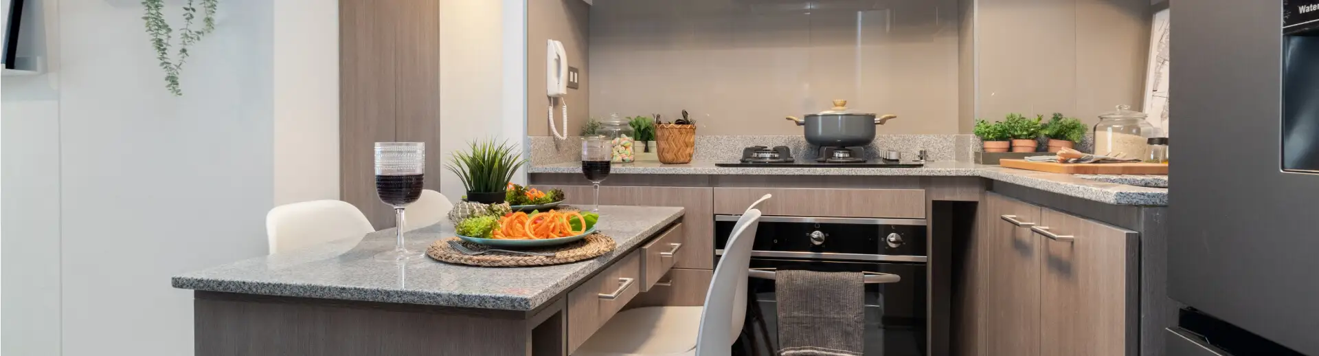 Cómoda cocina con cubierta de granito y horno eléctrico en Edificio Lía Aguirre de La Florida.
