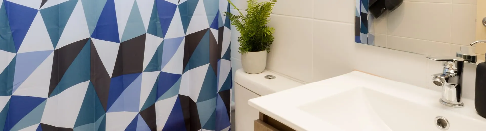 Baño con vanitorio de loza y piso gres porcelánico en Condominio Alto Marañón 3, Viña del Mar.