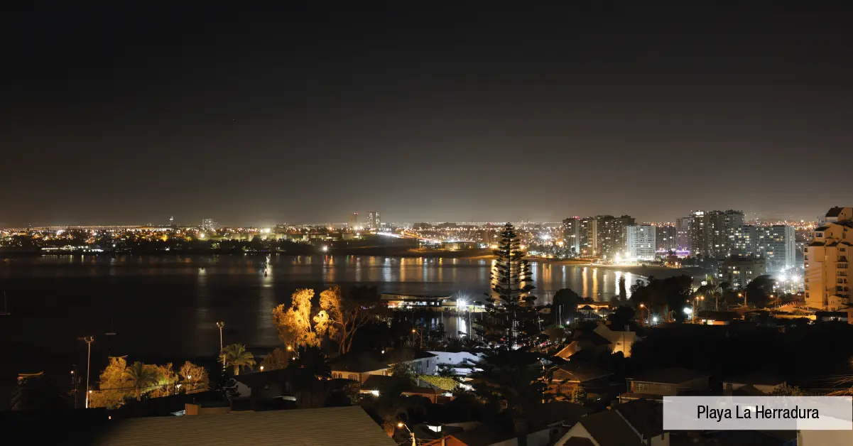 Hermosa vista nocturna de Playa La Herradura cerca de Condominio Jesús Rivera 3 en Coquimbo.