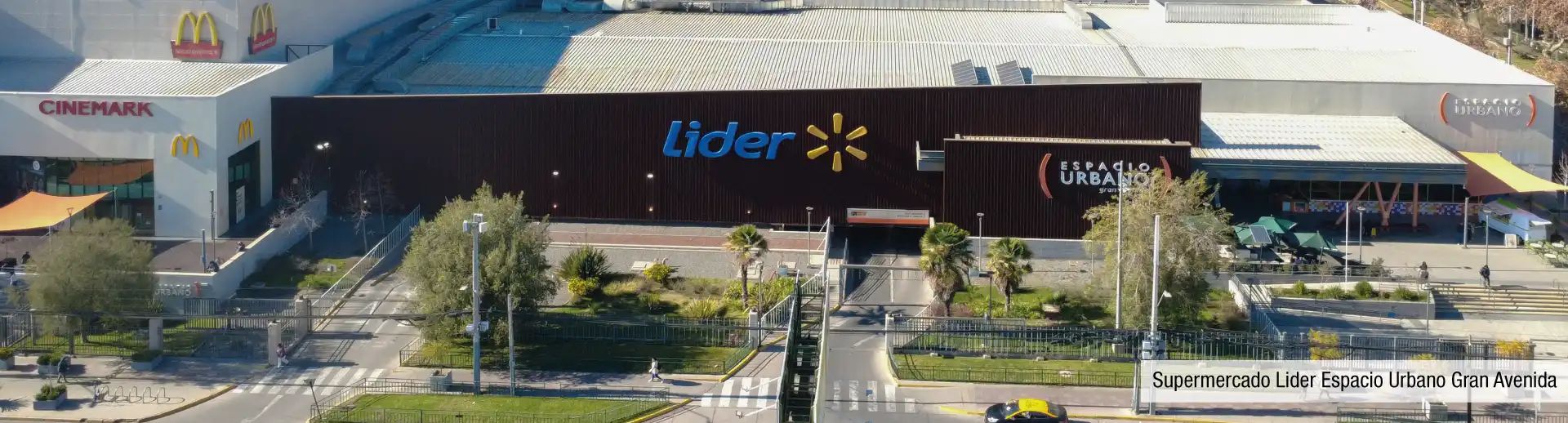 Supermercado Lider cercano a Edificio Santa Corina en La Cisterna, destacando el cómodo acceso a comercio local.