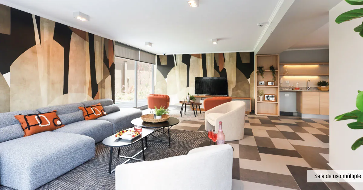 Sala de uso múltiple equipada en Condominio Parque del Sur, La Cisterna, mostrando moderno estar.