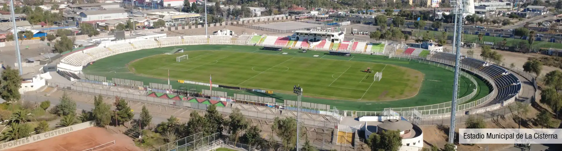 Estadio Municipal cercano a Edificio Santa Corina en La Cisterna, mostrando su gran cancha y áreas deportivas.
