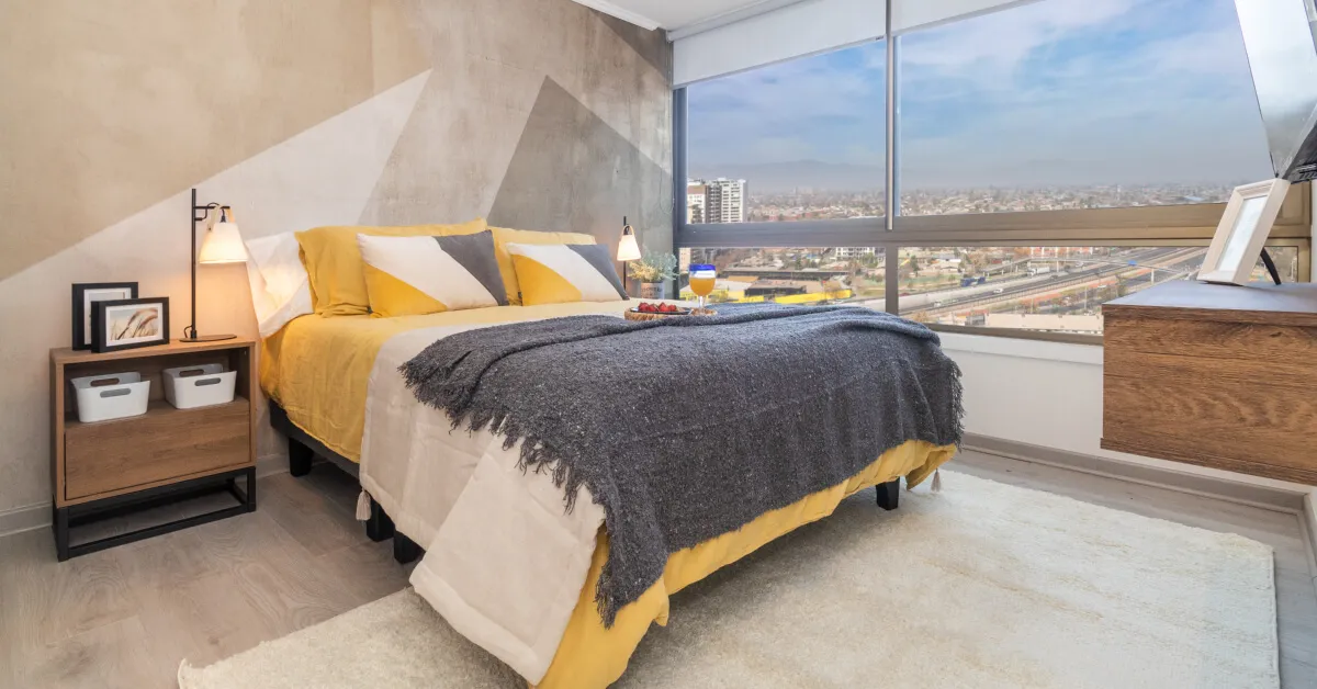 Dormitorio principal con piso vinílico SPC y gran vista en Edificio Lía Aguirre, La Florida.   