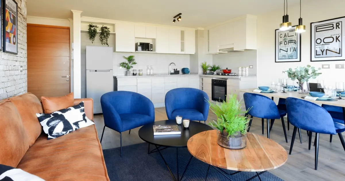 Amplio estar y cocina integrada con piso SPC vinílico en piloto de Alto Marañón 3.