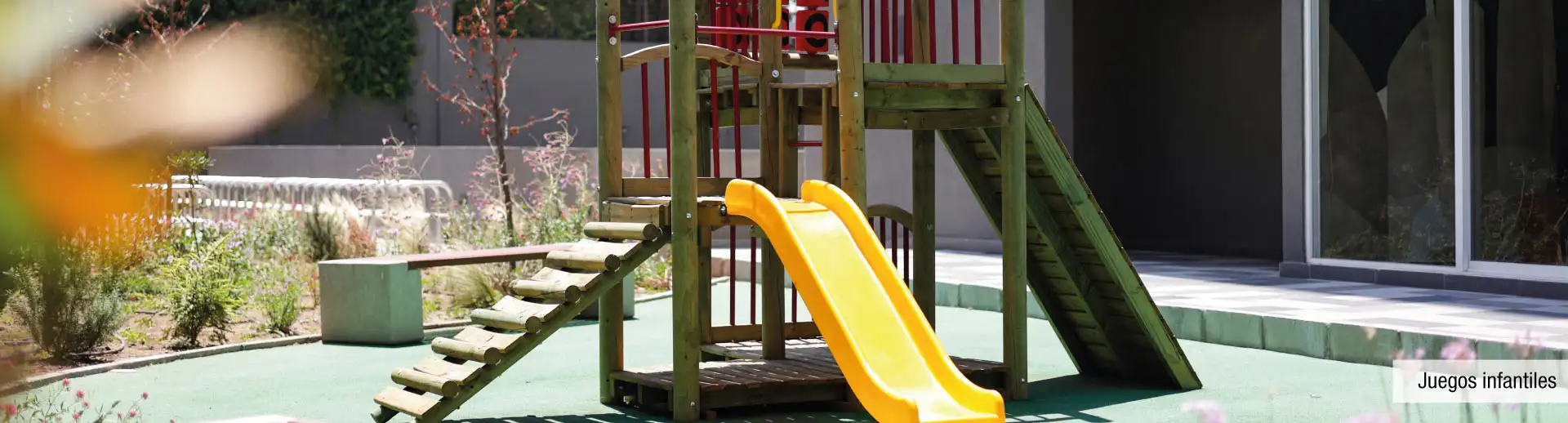 Juegos infantiles al aire libre en Condominio Parque del Sur, La Cisterna, ideal para la familia.