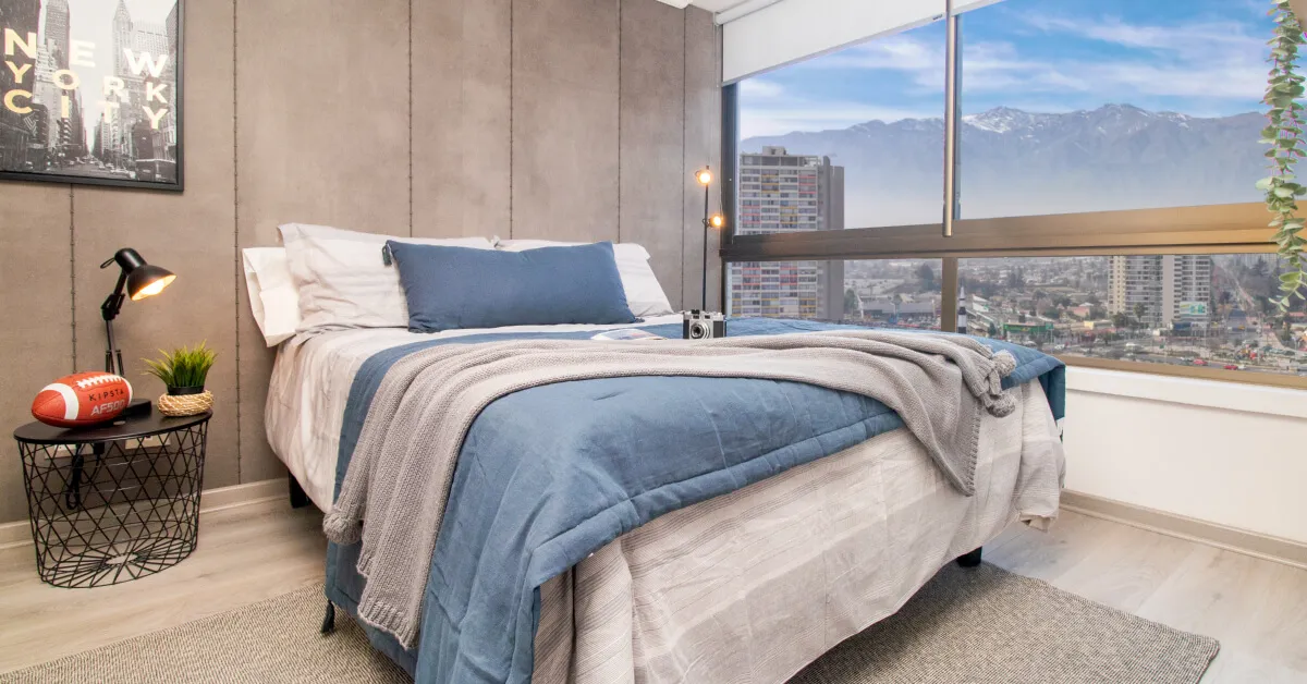 Luminoso dormitorio principal con piso vinílico SPC en Edificio Lía Aguirre de La Florida.