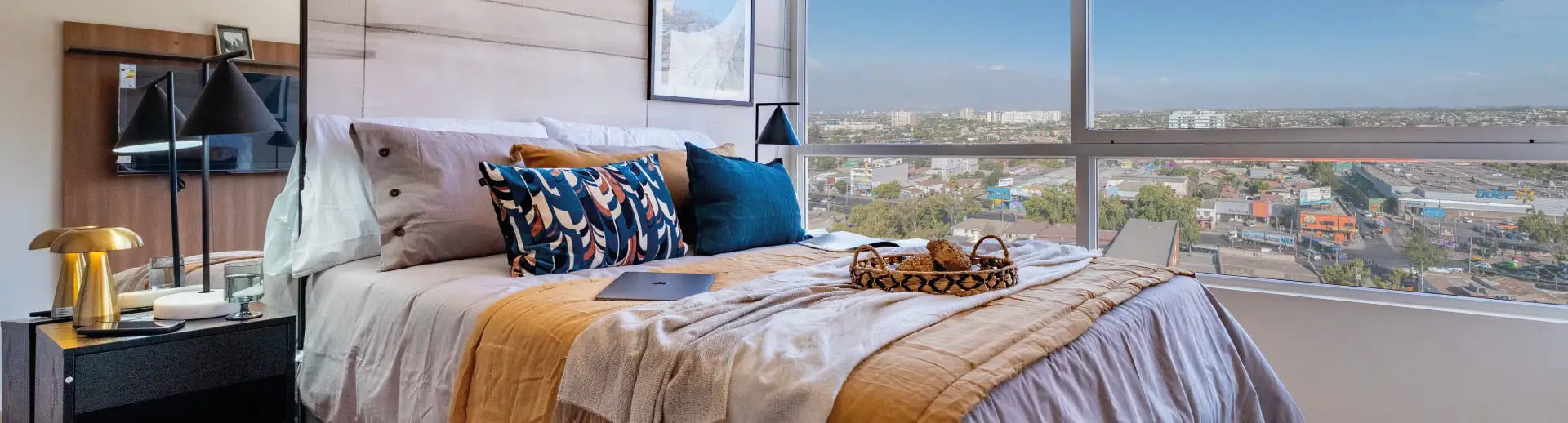 Dormitorio en Condominio Parque del Sur, La Cisterna, con gran vista en ventana de PVC y piso SPC.