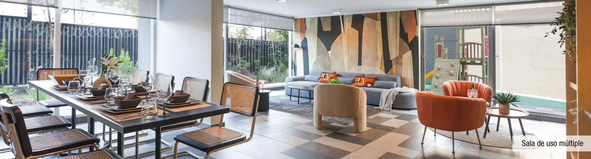 Sala de uso múltiple en Condominio Parque del Sur, La Cisterna, mostrando áreas de estar y comedor.
