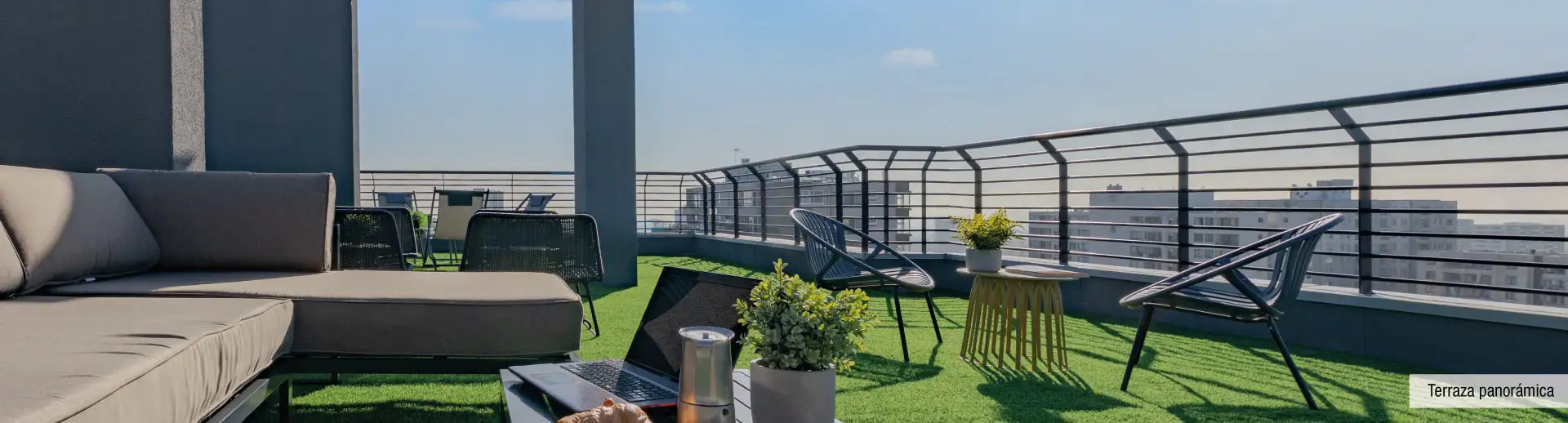 Terraza panorámica en cubierta de Edificio Briones Luco, La Cisterna, con vista despejada.