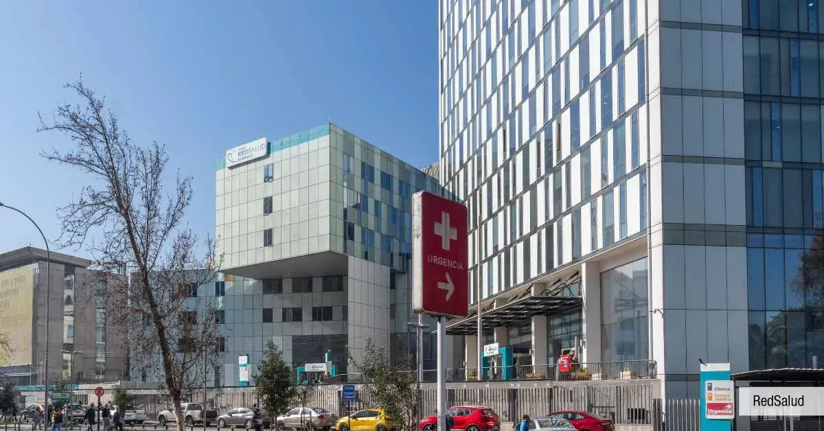 Clínica RedSalud, moderna infraestructura médica a pasos de Condominio Francisco Zelada en Estación Central.